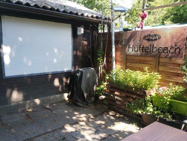 Der Hüttelbeach befindet sich gegenüber dem Bahnhof Hütteldorf. | Foto: Hüttelbeach