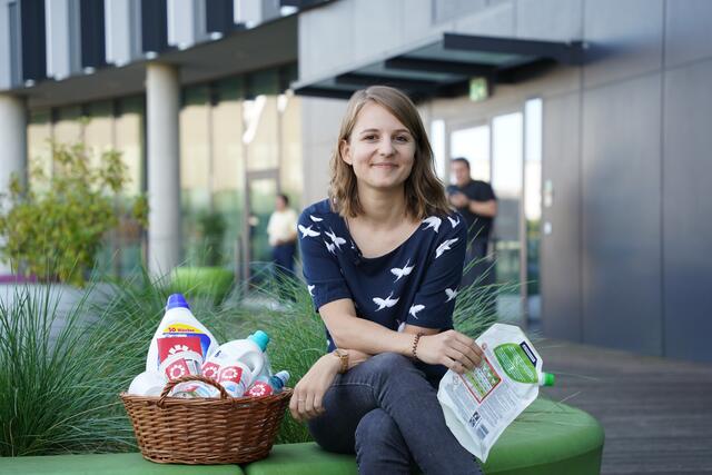 Redakteurin Sarah Konrad hat sich im Rahmen der Serie "Griaß di, Zukunft" unter anderem durch den Verpackungsmythen-Dschungel gehantelt.  | Foto: RegionalMedien Steiermark