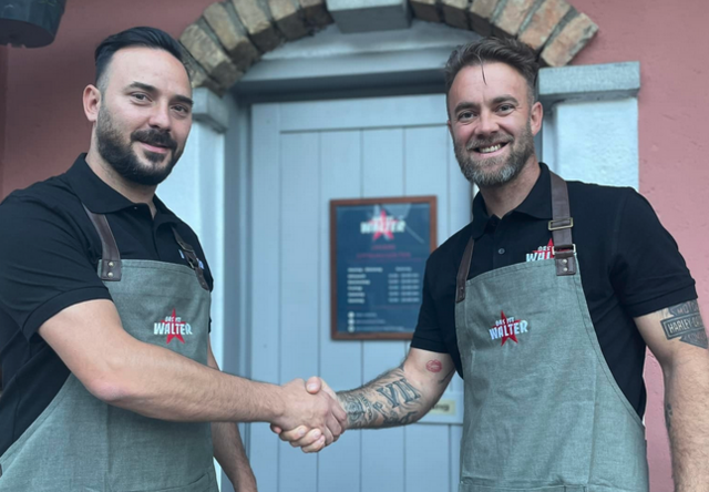 Die "Das ist Walter"-Chefs Arnel und Arnel freuen sich sehr darüber, wieder in Völkendorf gelandet zu sein. | Foto: Privat