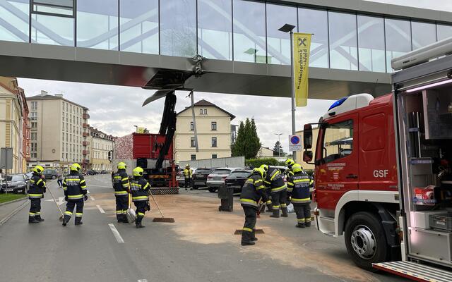 Die Feuerwehr beim Aufräumen nach dem Unfall. | Foto: FF/Zeiler