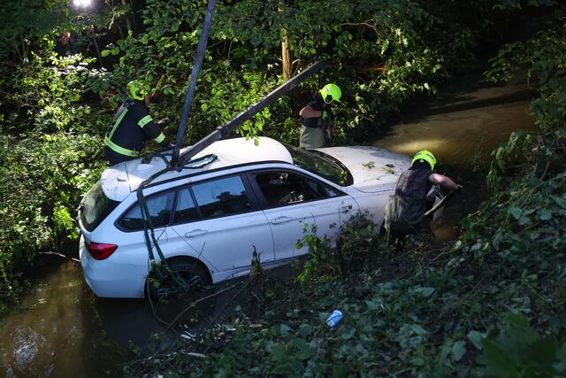 Drei Feuerwehren waren vor Ort, um das Fahrzeug zu bergen. | Foto: laumat/Matthias Lauber