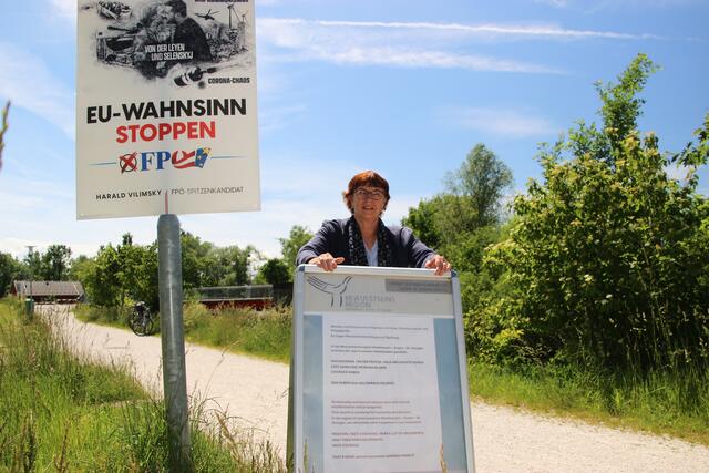 Andrea Wahl, Geschäftsführerin der Bewusstseinsregion Mauthausen – Gusen – St. Georgen, mit Aufruf vor freiheitlichem Wahlplakat. | Foto: BezirksRundSchau Perg