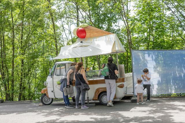 Zur Abkühlung gab es auch Eis im Schatten… | Foto: René Brunhölzl