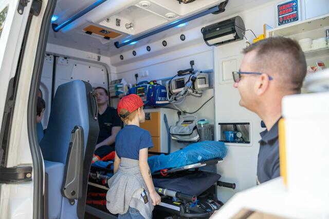 Für die jüngsten war es interessant einen Rettungswagen von innen zu sehen. | Foto: René Brunhölzl