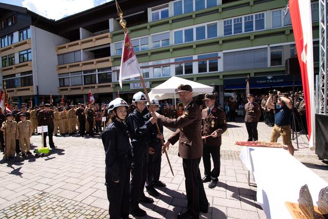 Ortsfeuerwehkommandant Thomas Schreder übergab den Fahnenstab an die Saalfeldner Feuerwehrjugend. | Foto: FF Saalfelden