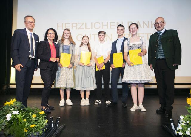 GD Heinz Konrad, LR Daniela Gutschi mit den stolzen Absolvent:innen Eva Stangl, Lorena Prommegger, Leon Kerschhackl, Jonathan Gimpl und Lena Höller. Rechts im Bild: Moderator und Lehrgangsleiter Michael Porenta. | Foto: RVS