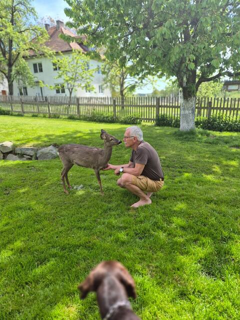 Bruckbauer zusammen mit seinem Reh Feline.