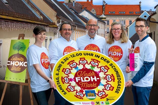 V.l.: Rotaract Club Südsteiermark Präsidentin Elena Egger, “Leibnitz lädt ein!” Obmann Fritz Parmetler, den begeisterten Bürgermeister Mag. Michael Schumacher, Kinderflohmarkt-Mastermind und Promotorin Barbara Draxler und Rotaract Club Südsteiermark Präsident elect Julian Sommerauer vor dem Stadtbüro in der Schmiedgasse. | Foto: Robert Sommerauer (www.pixelmaker.at)