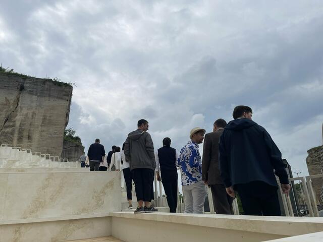 Das Ensemble betritt zum ersten Mal die dreistöckige Bühne. | Foto: RMA Triebaumer