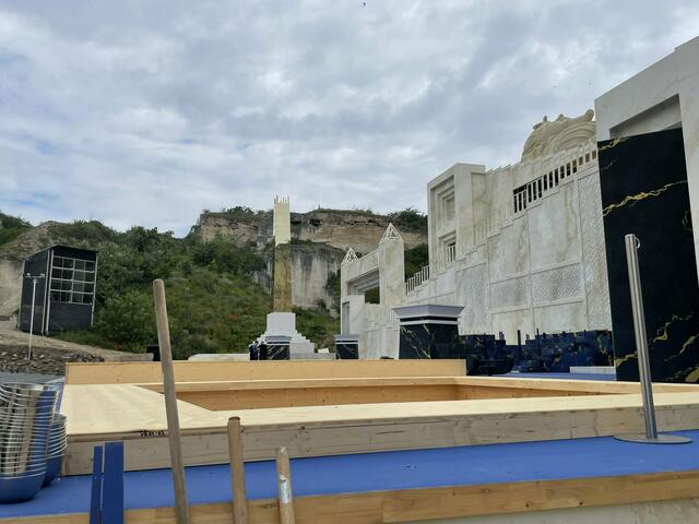 Auf diesem Bild sind zwei der insgesamt neun Pools auf der Bühne zu erkennen.  | Foto: RMA Triebaumer