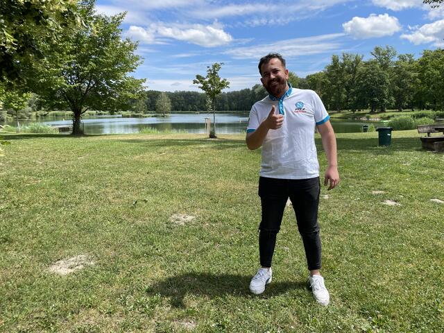 Hüsi Yildirim freut sich schon auf den Start der EM. Im Aubad stellt das Team der Neopolitaner Tulln eine Leinwand fürs Public Viewing der Matches auf. | Foto: Victoria Edlinger