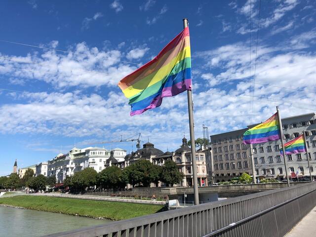 Zum "Pride Festival" wehten auf der Staatsbrücke die bunten Regenbogenfahnen als Zeichen für Vielfalt und Akzeptanz | Foto: Lisa Gold