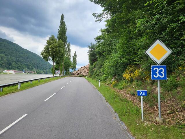 Noch ist unbekannt, wie viel Gestein genau auf die Straße gestürzt ist. | Foto: DOKU-NÖ