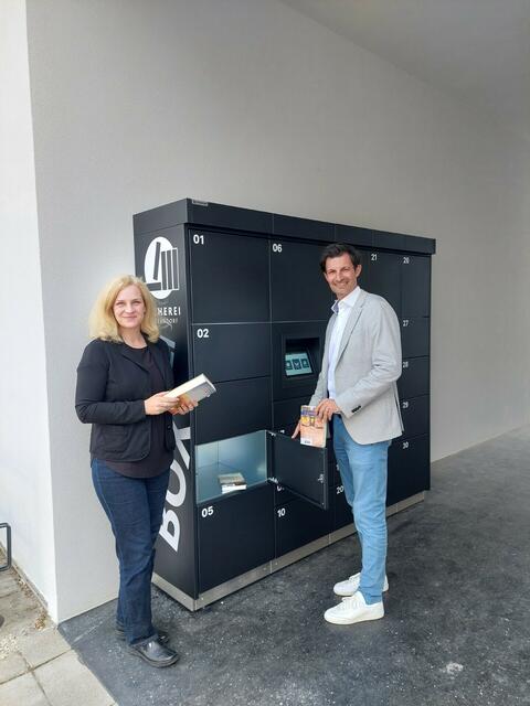 Bürgermeister René Lobner und Stadträtin Claudia Pawlik probieren die neue Bücherbox aus.  | Foto: Stadtgemeinde Gänserndorf