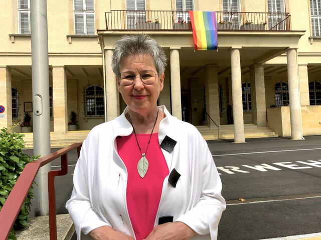 Regina Petrik verabschiedete sich am Montag als Klubobfrau der burgenländischen Grünen. Besonders stolz ist sie unter anderem auf die seit 2022 vor dem Landhaus hängende Regenbogenfahne.  | Foto: Grüne Burgenland