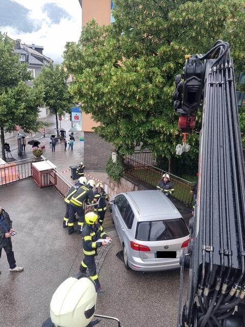 Mittels Kran wurde das Fahrzeug aus seiner misslichen Lage befreit. | Foto: ff-badischl.at