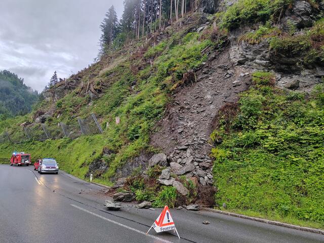 Am Sonntagabend ging auf der Gerlos Bundesstraße eine kleine Mure ab. Die Straße wurde vorläufig gesperrt - sie ist derzeit nur einspurig befahrbar. | Foto: Zoom.Tirol