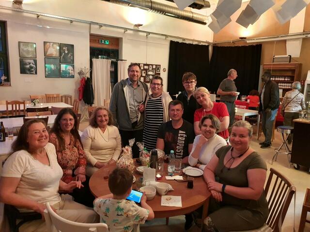 Grenzenlos Kochen mit Teilnehmenden aus Österreich, Italien, Usbekistan, der Ukraine, Deutschland und Tunesien: Anna Prianichnikova, Anke Bellaire, Rosetta, Robert Jamnik, Vita Pilipenko, Serhii Polutsyhan, Olena Pashenko, Ivan Kovalenko, Olena Pashenko, Svetlana Moskalchuk, Natalia Diryavka (hinten Harald Sattmann, Mohamed Tlig). | Foto: Grenzenlos