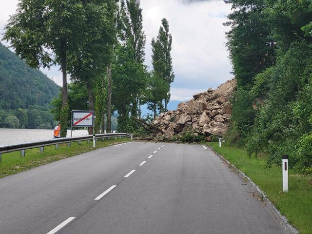 Die vom Murenabgang betroffene Straße ist blockiert. | Foto: DOKU-NÖ