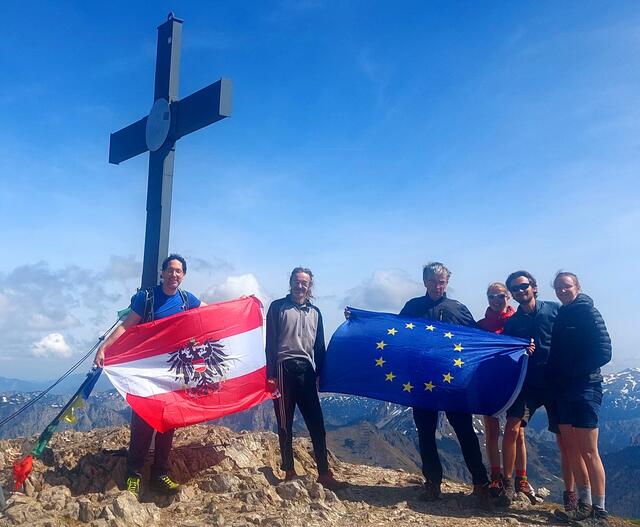 Quer durch die Steiermark wurde gemeinsam gewandert und über die Europawahl beziehungsweise ein gemeinsames Europa gesprochen. Mittendrin: Christian Ehetreiber (4.v.r.) | Foto: Victoria Hemmer und Christian Ehetreiber