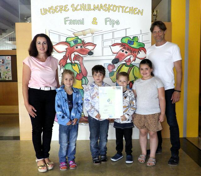 v.l.n.r.: Schulleiterin Daniela Gaishofer, Elena und Arian Mayer (1a), Tyler Schmölz (1a), Fabienne Macho-Haderer und Klassenlehrer Gerald Gundacker | Foto: VS Zwettl