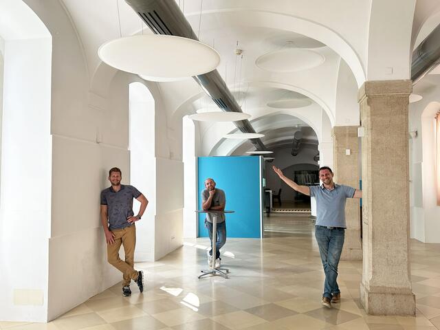 Liegenschafts-Abteilungsleiter Jürgen Tiefnig, sein Stellvertreter Wolfgang Mähr und Mitarbeiter Darmin Buljubasic präsentieren die neuen Akustikpaneele im Säulensaal des Schloss Hunyadi. | Foto: Marktgemeinde Maria Enzersdorf