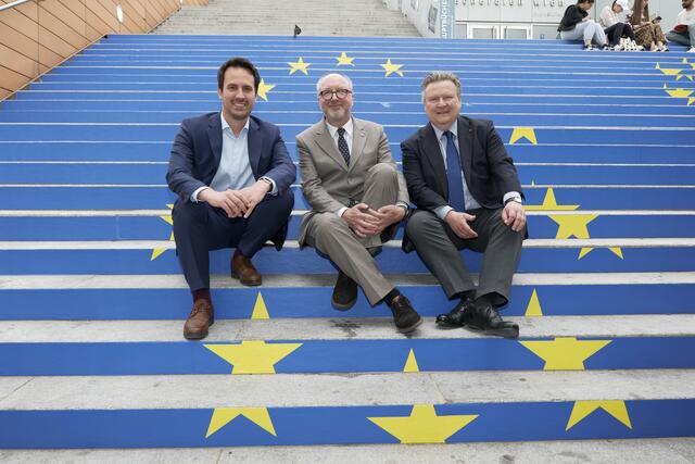 Vizebürgermeister Christoph Wiederkehr (Neos), EU-Kommissionsvertreter Wolfgang Bogensberger und Bürgermeister Michael Ludwig (SPÖ; v.l.n.r.) bei der feierlichen Enthüllung der "EU-Treppen". | Foto: RMW/Maximilian Spitzauer