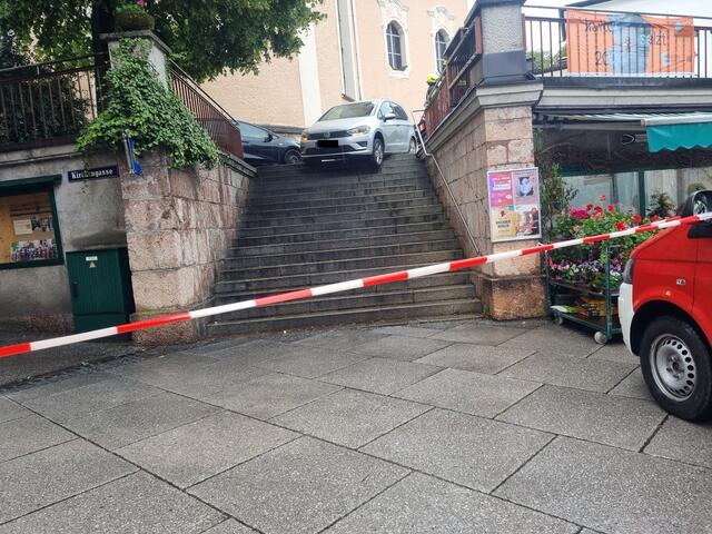 Pkw auf Abwegen: Das Fahrzeug saß mit der Bodenplatte auf und musste geborgen werden. | Foto: ff-badischl.at