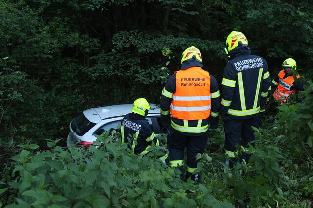 Das Auto schlitterte nach rund 50 Metern über eine Böschung ins Bachbett der Trattnach. | Foto: laumat/Matthias Lauber