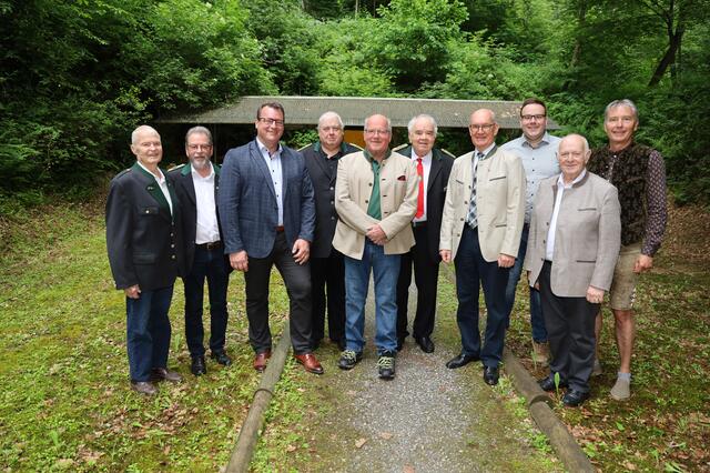 Obmann Hannes Mayer (M.) im Kreise der Ehrengäste | Foto: Schleich 