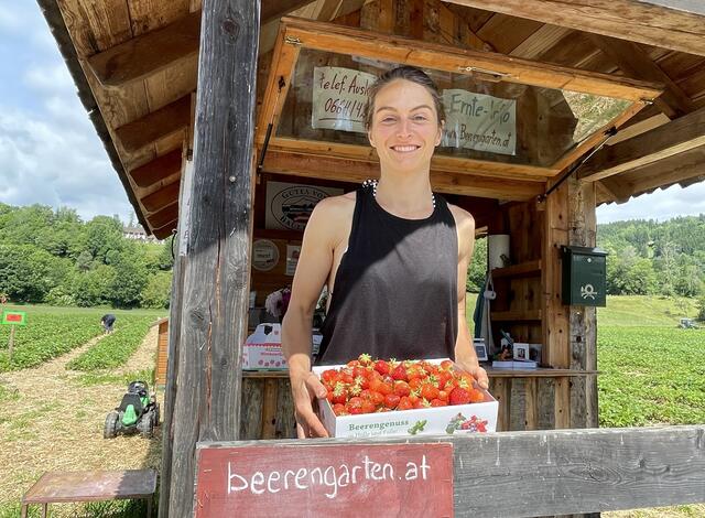 Susanne Popp-Kohlweiß im Beerengarten. | Foto: MeinBezirk.at