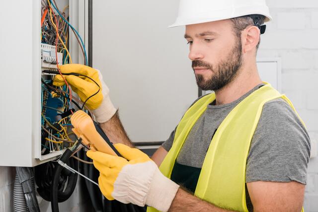 Der Konsumentenschutz der AK OÖ hat bei 120 Betrieben die Stundensätze erfragt. Beim Elektromonteur liegen diese zwischen 61,20 und 110 Euro. Beim Servicetechniker kostet eine Stunde von 61,20 bis 131,40 Euro. | Foto: AndrewLozovyi/panthermedia