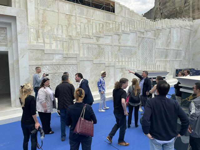 Thaddeus Strassberger, für Inszenierung und Bühnenbild verantwortlich, gibt seinem Ensemble eine erste Führung auf der Bühne. | Foto: RMA Triebaumer