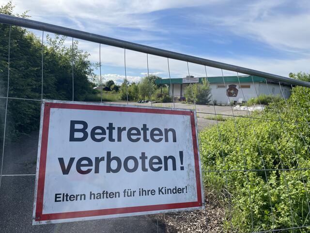 Bisher dem Verfall preisgegeben: Mit der am Gelände des ehemaligen TC Schneider geplanten Halle, soll der Landeshauptstadt ein weiterer Impuls für ein mögliches Leistungszentrum gegeben werden. | Foto: RegionalMedien Kärnten