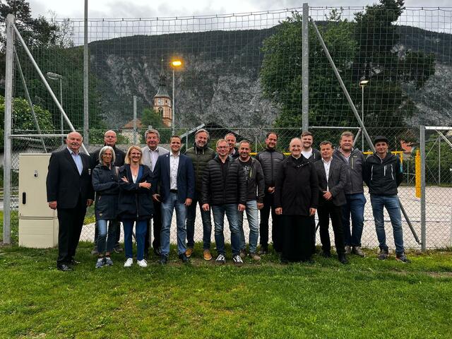 Die Mitglieder des Sportausschusses, die Vertreter vom Sportverein und der Gemeinderat bei der Einweihung der neuen Flutlichtanlage. | Foto: Gemeinde Silz