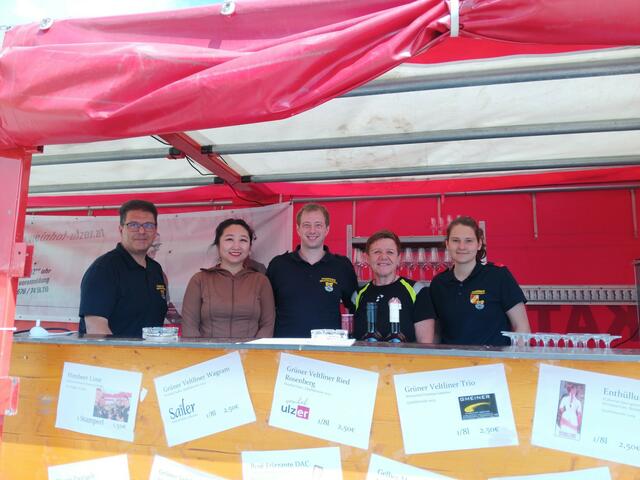 Das Weinbar-Team: Joachim Taller, Zhu Huang, Manfred Ploiner, Renate Erlinger, Vanessa Taller | Foto: FF Grafenwörth