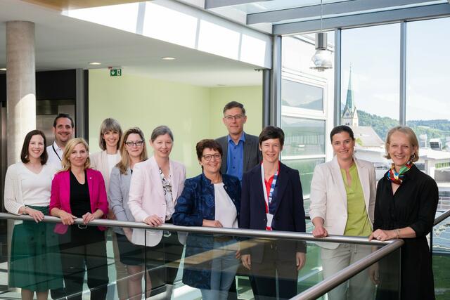 Kürzlich fand ein Round Table zum Thema Nachhaltigkeit bei Sandoz Kundl statt. Im Bild: 1. Reihe v.l.n.r.: Birthe Soppe (Universität Innsbruck), Katrin Brugger (Tiroler Landtag), Kate Ahern (Sandoz), Salome Meyer (Schweizer Botschaft), Helga Brunschmid (Landwirtschaftskammer Tirol), Barbara Schedler Fischer (Schweizer Botschaft), Stephanie Jedner (Sandoz), Franziska Zehetmayr (Sandoz). 2. Reihe v.l.n.r.: Dominik Bertsch (Sandoz), Marina Konrad-Märk (Sandoz), Albert Rössler (Adler Lacke). | Foto: Sandoz/Vandory