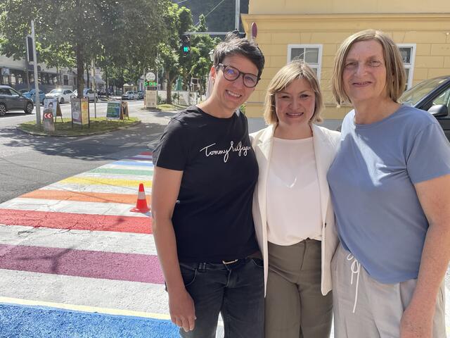Freuen sich im Voorjahr (2023) über den neuen Regenbogen-Zebrastreifen: HOSI-Obfrau Astrid Pracher, Stadträtin Anna Schiester und HOSI-Geschäftsführerin Conny Felice. | Foto: Lisa Gold