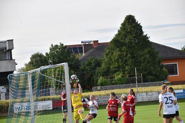 Natalia Grellmann fängt einen Eckball herunter. | Foto: Michael Strini
