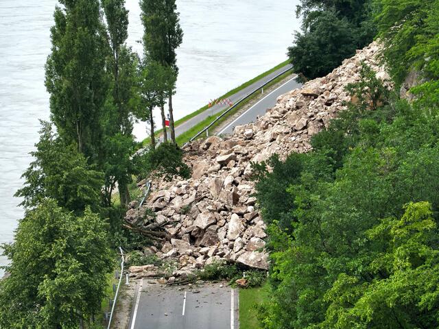 Die Straße ist blockiert. | Foto: DOKU-NÖ
