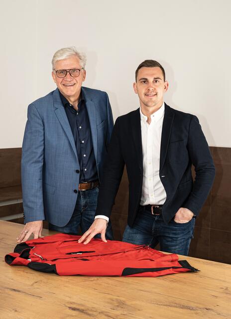Geschäftsführer Günther Reindl (l.) und sein Sohn Tobias Reindl als Supply Chain Manager (r.) führen das Unternehmen. | Foto: Reindl