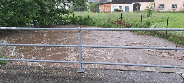 In Grossweiffendorf wurde es eng, aber der Schlögelbach hielt sich letzten Endes doch innerhalb seiner Ufergrenzen. | Foto: FF Grossweiffendorf