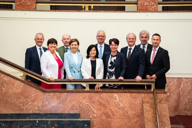 Die SitzungsteilnehmerInnen v.li.: Karl Wilfing (Niederösterreich), Manuela Khom (Steiermark), Max Hiegelsberger (Oberösterreich), Brigitta Pallauf (Salzburg), Margit Göll (Bundesratspräsidentin), Reinhart Rohr (Kärtnen), Sonja Ledl-Rossmann (Tirol), Harald Sonderegger (Vorarlberg), Arnold Schuler (Südtirol), Robert Hergovich (Burgenland)
 | Foto: © Tiroler Landtag/Oswald