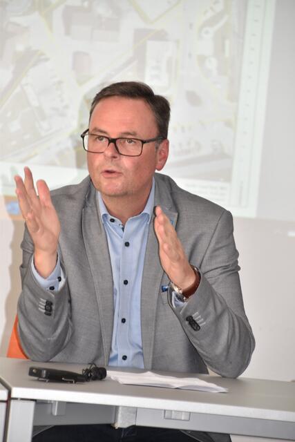 Klaus Schimana kann sich mit dem neuen Logo für die Stadt Reutte nicht anfreunden. | Foto: Archiv