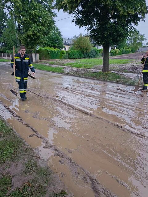 Die Feuerwehr Krensdorf musste mehrmals ausrücken, um die Haupstraße von Wasser und Schlamm zu befreien. | Foto: FF Krensdorf