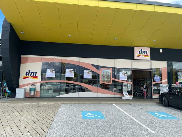 Am Schaufenster der dm-Filiale im "Blue Sky" hängen schon Dankesschreiben. | Foto: Almer