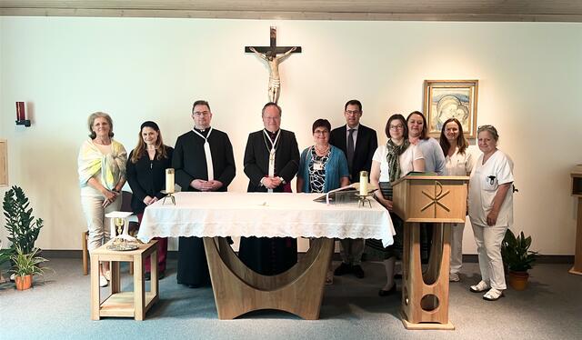 Altarweihe mit Probst Anton Höslinger (Mitte), dem Seelsorgeteam des Klinikums, Mitglieder der Klinikleitung und Mitarbeiterinnen des LK Klosterneuburg. | Foto: LK Klosterneuburg