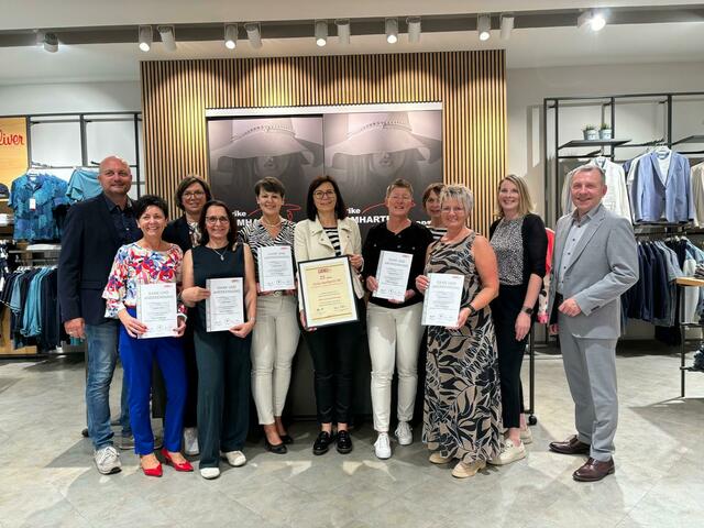 WK-Bezirksstellenleiter Alexander Vogl, Susanne Flicker, WK-Bezirksstellenobfrau Marlene Böhm-Lauter, Silvia Kopita, Martina Popp, Ulrike Ramharter, Manuela Theyrer, Heidi Eggenberger, Karin Muthsam, Regina Sigmund und Bürgermeister Josef Ramharter (v.l.) | Foto: Ramharter Mode