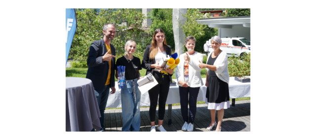 Pädagoge Clemens Unterthiner mit den Gewinnerinnen Clara Falch und Ramona Netzer, Jurorin Johanna Ruetz und TFBS-Direktorin Martina Bombardelli, (v.l.).  | Foto: Clemens Unterthiner