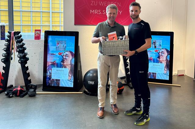 Ab sofort gemeinsam trainieren mit dem neuen Mrs.Sporty im FISCHAPARK. KR Christian Stagl, Center Manager FISCHAPARK überreicht den Willkom-menskorb an Jerry Küpfer, Franchisepartner Mrs.Sporty. | Foto: FISCHAPARK